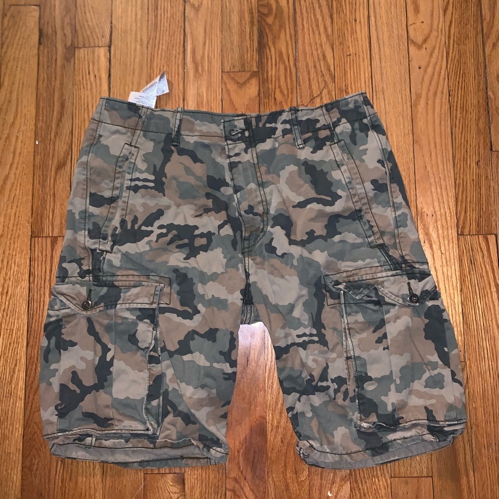 (Levi’s) Camo Shorts